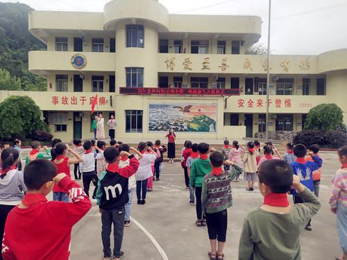 南江县沙河镇乐坝小学举行一年级新队员入队仪式