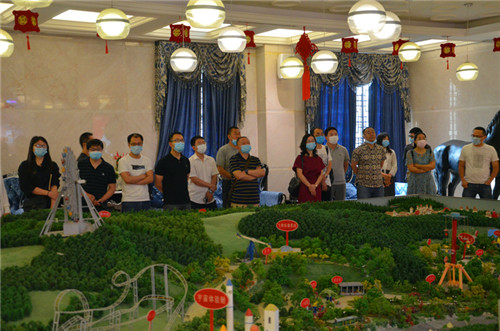 考察英县丝路奇幻城.jpg