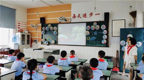 全体少先队员观看纪录片《翻山涉水上学路》.jpg