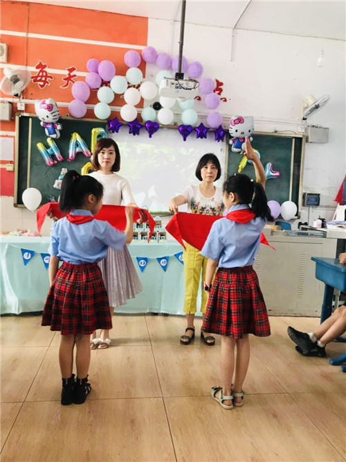 少先队员代表为正副班主任献红领巾.jpg