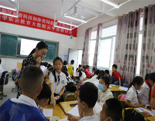 恩阳区第三小学开展“聚焦高效课堂、促进教法革新”青年教师赛课活动