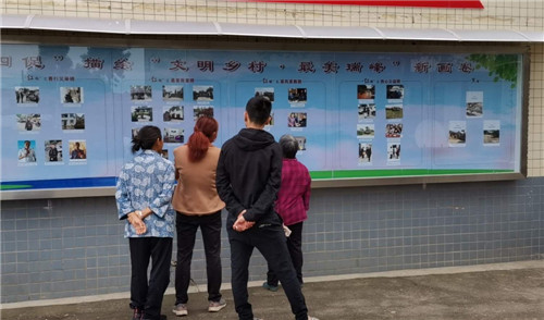 “红黑榜”前向榜样学习的村民.jpg