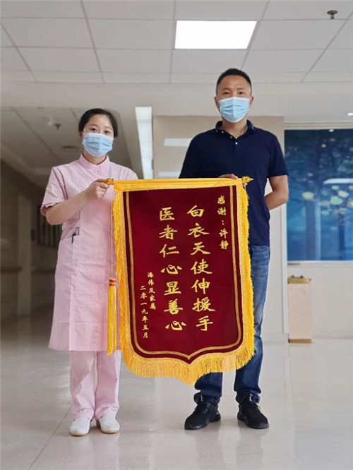 东坡医者伸手救助摔伤老人