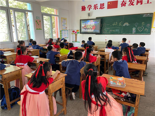 鼓匠小学举行庆六一活动