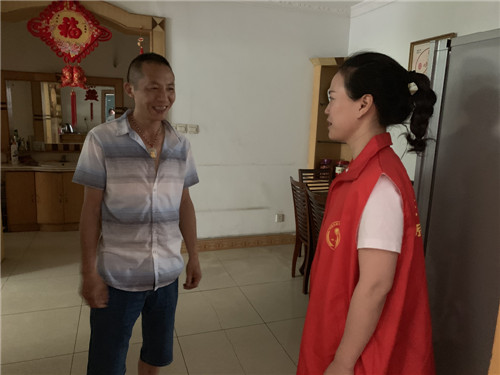 廖燕华挨家挨户入户协调解决下水管道堵塞的问题.jpg