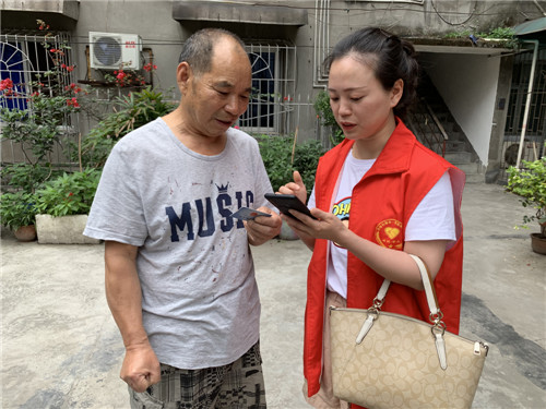 廖燕华入户帮助居民在手机上社保验证.jpg