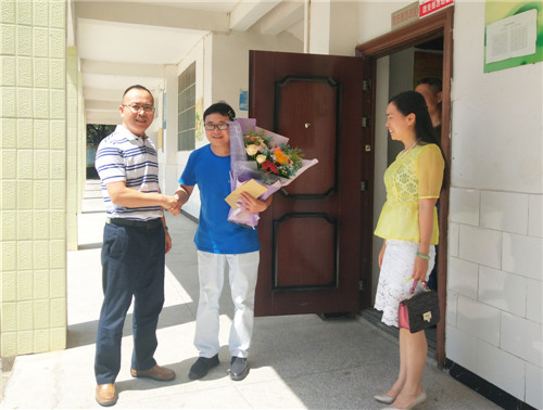 慰问石永镇初级中学优秀科技辅导员杜宜伟1.jpg