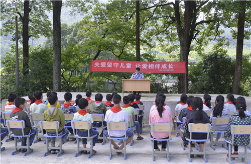 民警给孩子们讲法制科.jpg