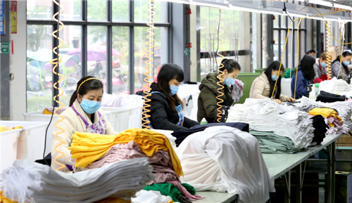 前锋区：变危为机 让企业实现韧性增长  图为 冠溢服饰员工正在对即将上市的产品进行质量检查.jpg
