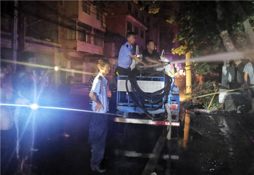  华蓥市：警消联合扑灭失火废旧收购店