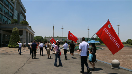 烈日下3支党员攻坚服务队整装待发.jpg 烈日下3支党员攻坚服务队整装待发.jpg