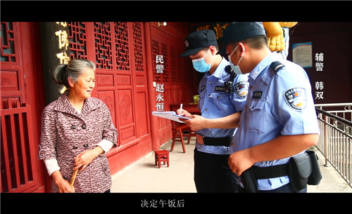 社区警察检查庙会期间的安全问题.jpg