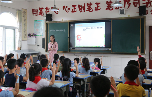 代市小学开展党员教师示范课活动