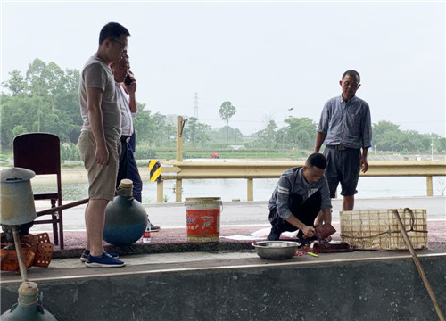 检测人员现场抽取水产品样品.jpg