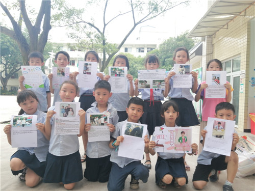 学生们展示阅读优秀家风书记读后感报.jpg