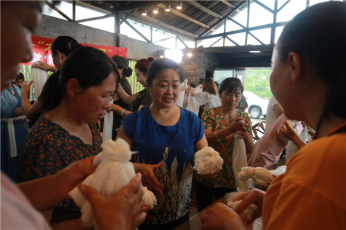 青神县：举办苏母艺术工坊公益课堂活动
