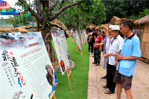市民观看展板，了解彭山非遗项目。.jpg