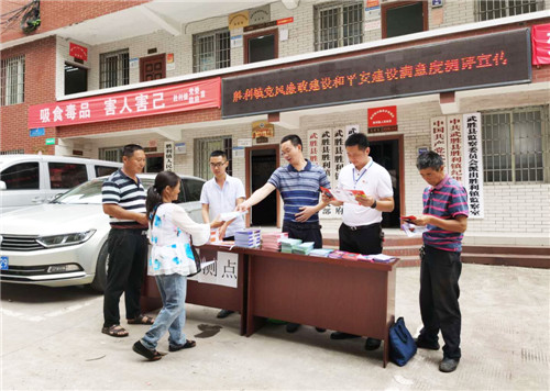 胜利镇：纪委开展广场接访活动