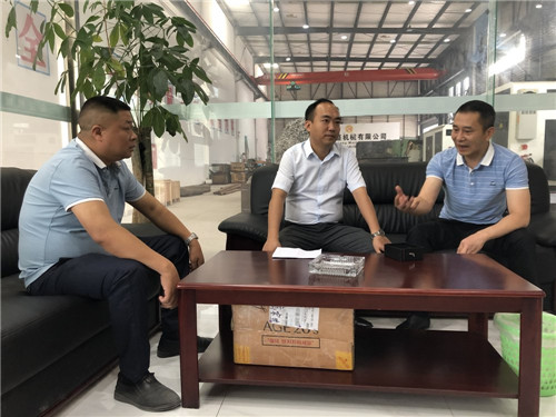 县经开区管委会工作人员深入企业指导生产.jpg