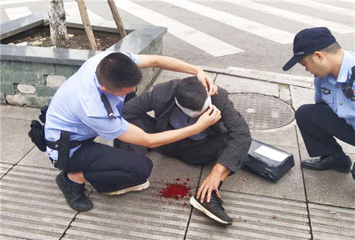 为醉酒男子包扎止血.jpg