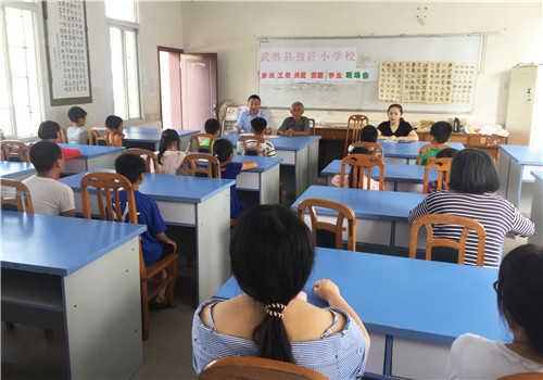 鼓匠乡关工委关爱贫困儿童