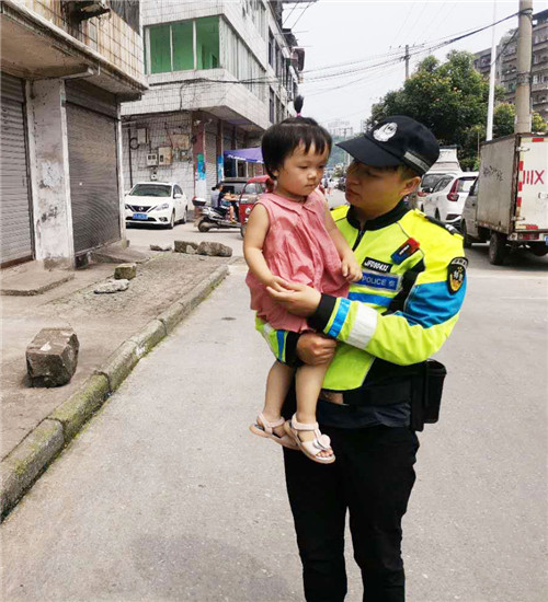 华蓥市：巡逻特警救助一名走失小女孩