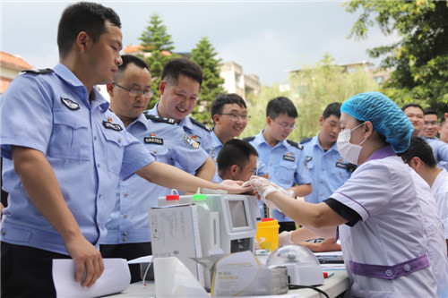 华蓥市公安局开展无偿献血活动