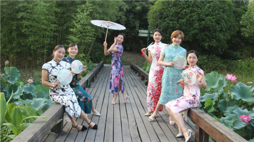 青神县举办“特别端午·袍舞青神”旗袍秀活动