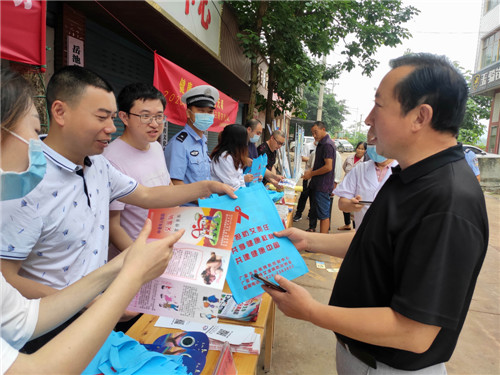 广安市卫健委联合秦溪镇开展禁毒防艾宣传活动