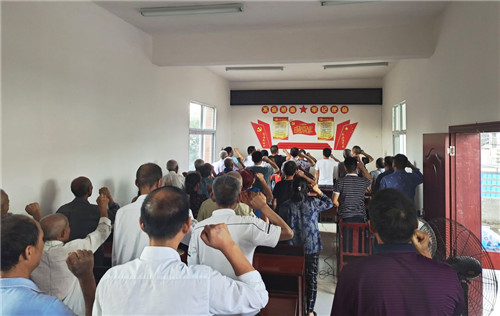 图为社区党员重温入党誓词.jpg