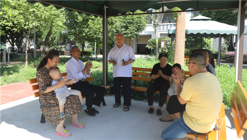 丹棱县：七旬老人自编快板传唱党的好政策