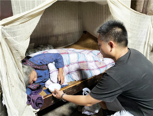 余书记为独居老人端水送药.jpg