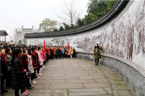 学生在护国公园开展研学实践活动.jpg