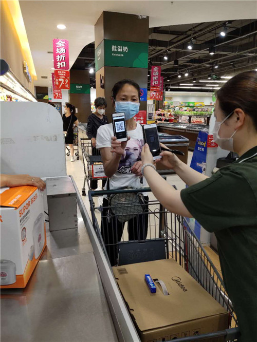 市民用消费劵在超市消费。.jpg