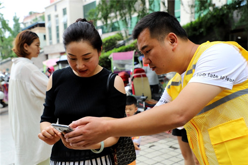 工作人员在向市民讲解电单车使用方法啊啊.jpg