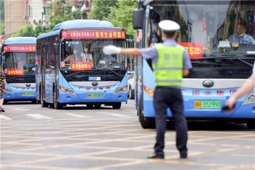 图为交警为高考专用车保驾护航 宁先民摄.jpg