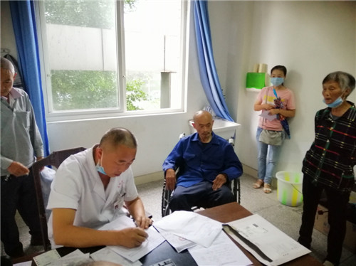 青神县：人社局帮扶干部帮助贫困户办理残疾证