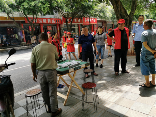 劝导居民不在街边打麻将.jpg