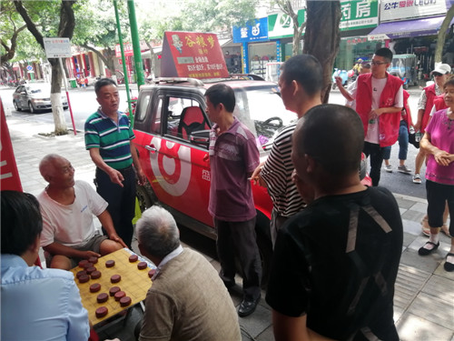 劝导居民不在街边下象棋.jpg