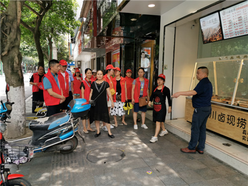 劝导商家规范停车.jpg