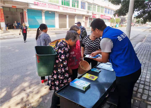6月16日，伏龙镇禁毒办利用逢场天进行宣传，禁毒办工作人员正在为乡亲讲解禁毒相关知识.jpg