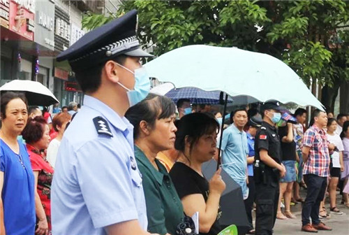 民警为考生护航.jpg