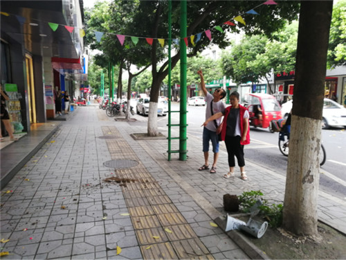 青神县：网格员为社区群众解烦心事
