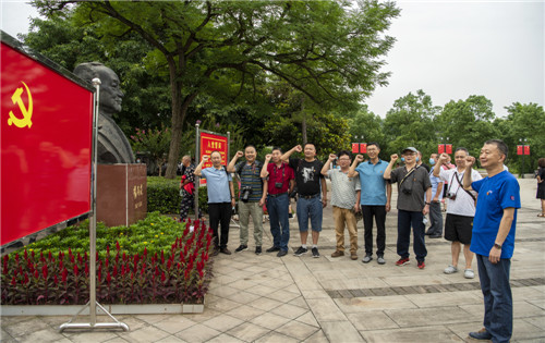 中共武胜县摄影家协会举行第一次党员大会