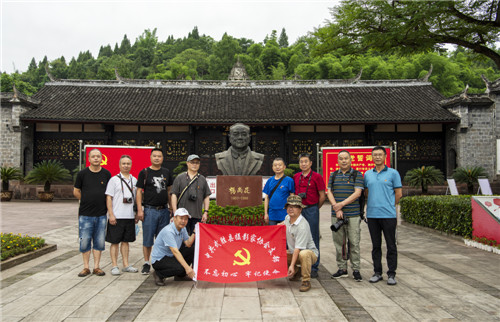 杨尚昆主席塑像前合影留念.jpg