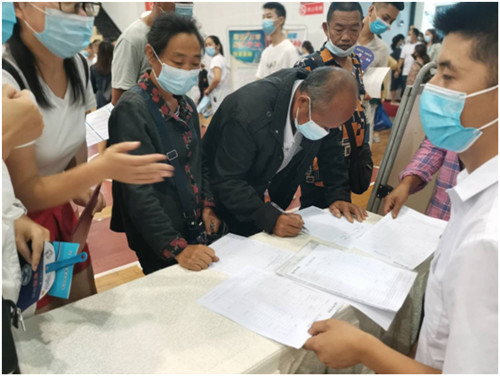 青神县:举办“保居民就业”专场线下招聘会