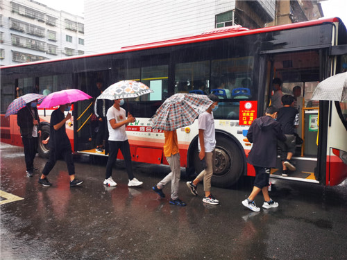 前锋区：爱心车辆为中考考生提供保障