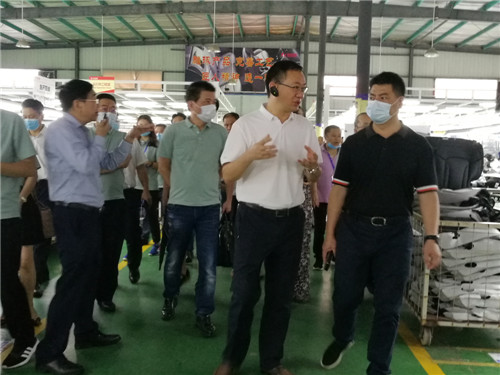 前锋区委书记在木朵朵厂调研.jpg