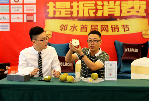 图为邻水县副县长李晓东（右）直播销售雪梨.jpg