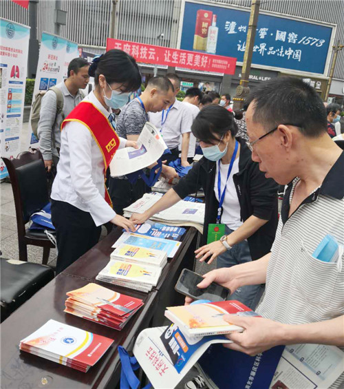 南部县赴顺庆区参观调研“天府科技云服务中心”
